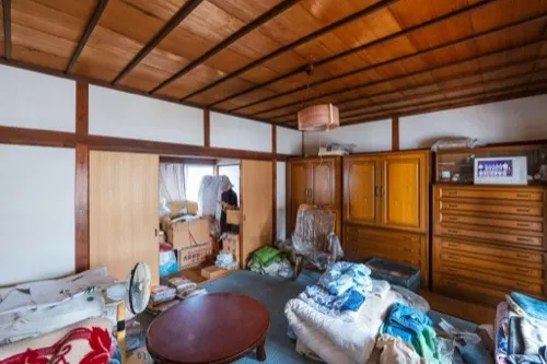 新拠点リノベーション予定物件の室内と家具